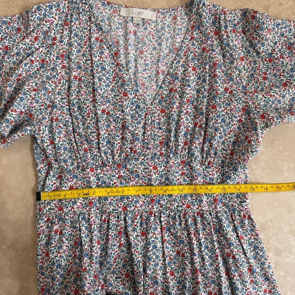 LOFT Short Sleeve V Neck Multicolor Floral Fit Flare Womens Size 2 Pockets - Picture 10 of 15